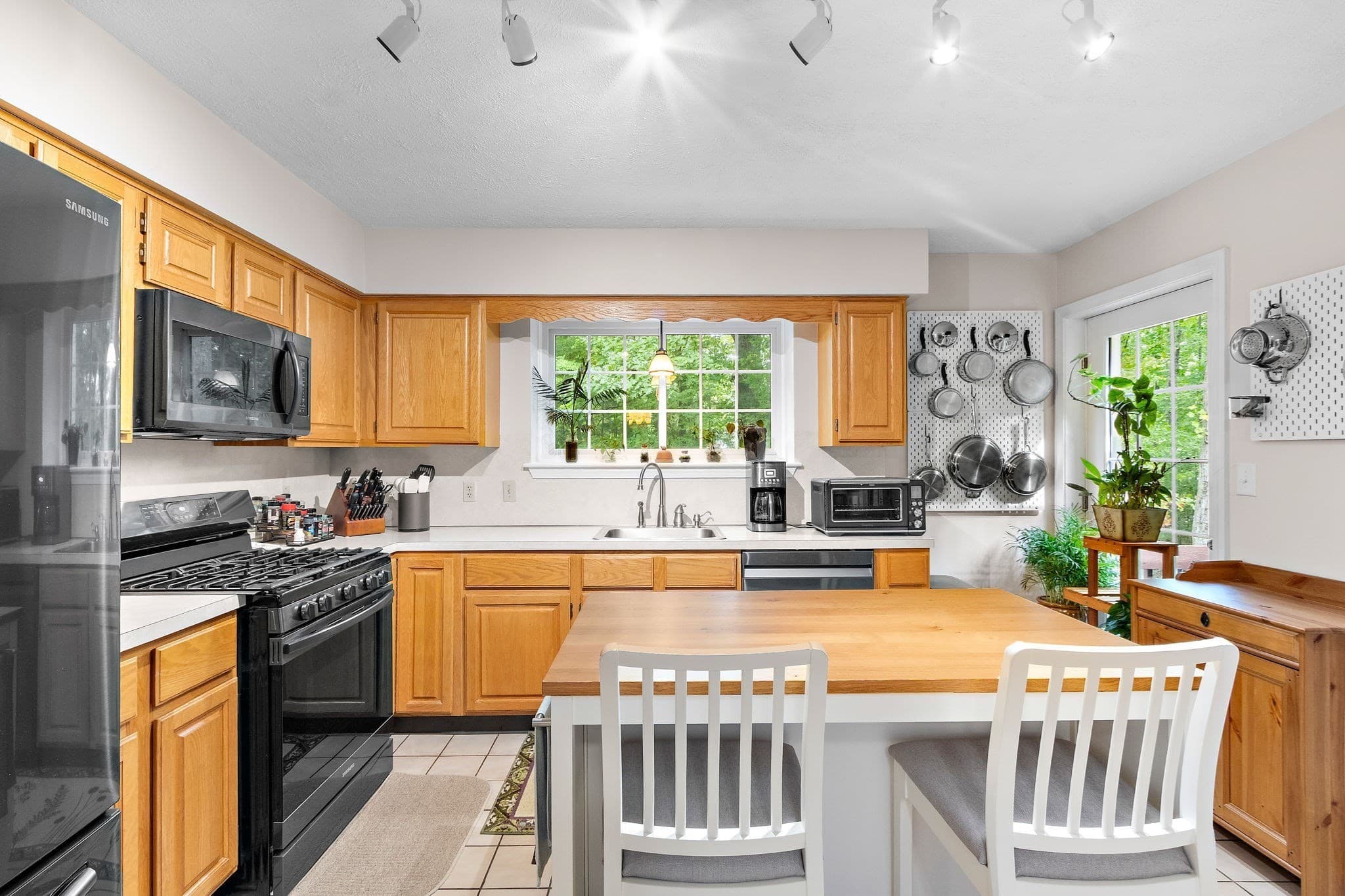 Condominium at 12 Country Club Ln # D, Milford MA 01757, Milford, photo 8 of 30