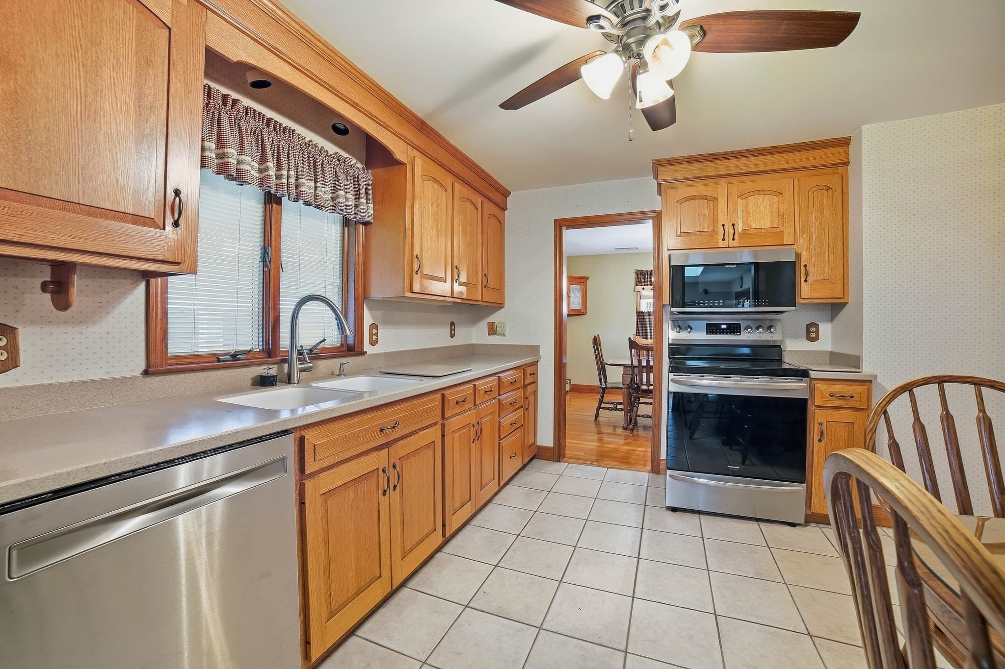 Single Family Residence at 81 Rochdale St, Auburn MA 01501, Auburn, photo 6 of 32