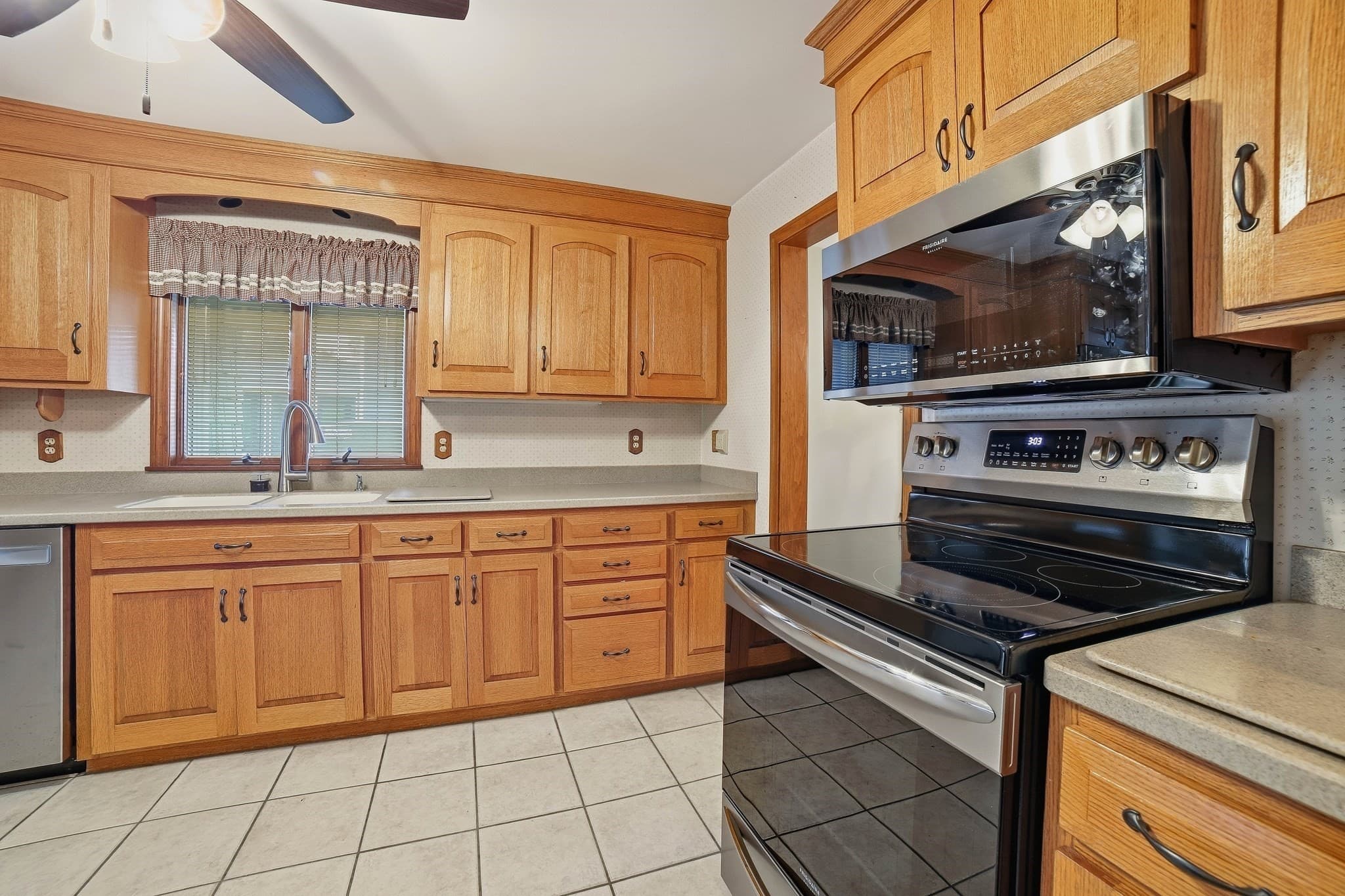Single Family Residence at 81 Rochdale St, Auburn MA 01501, Auburn, photo 5 of 32