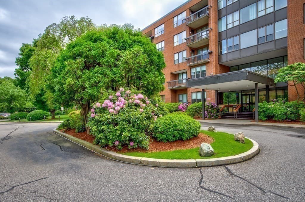 210 Nahanton St # 422, Newton MA 02459