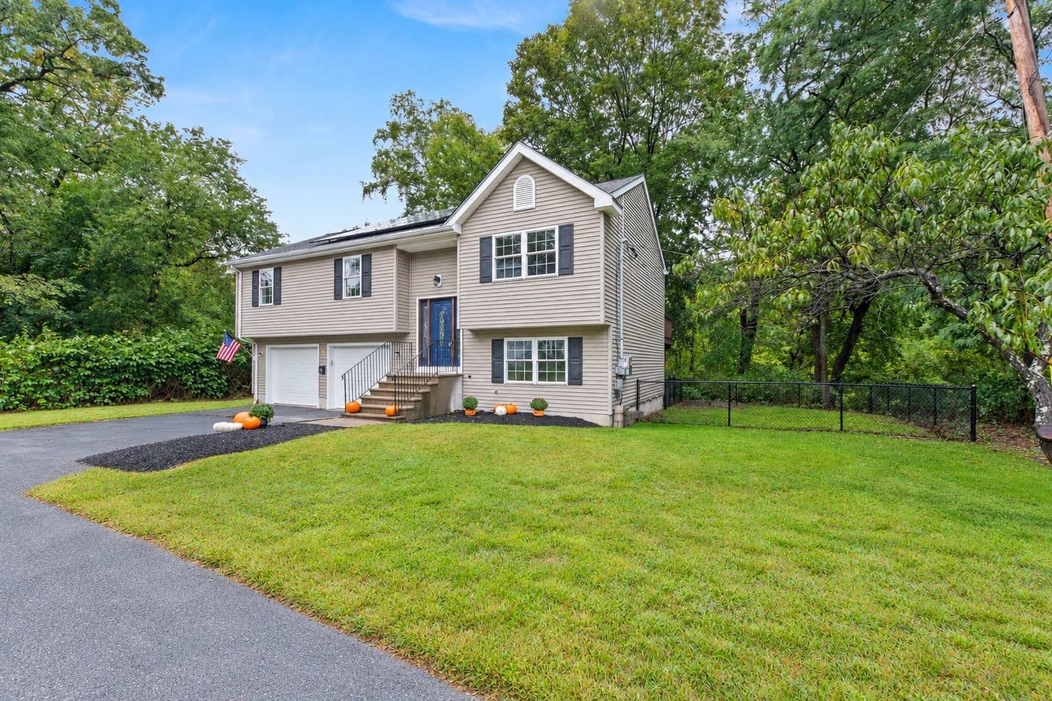 Single Family Residence at 15 Tory Fort Ln, Worcester MA 01602, Worcester, photo 2 of 29