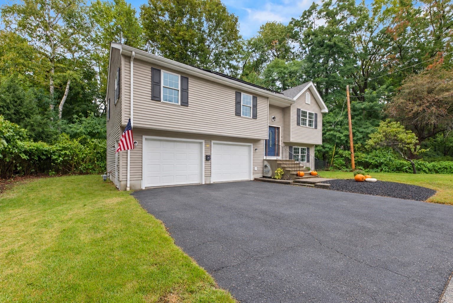 Single Family Residence at 15 Tory Fort Ln, Worcester MA 01602, Worcester, photo 3 of 29