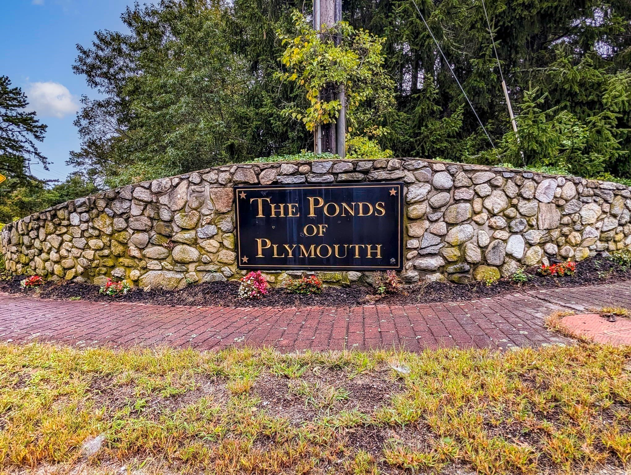 Single Family Residence at 8 Thompson Cir, Plymouth MA 02360, Plymouth, photo 6 of 41