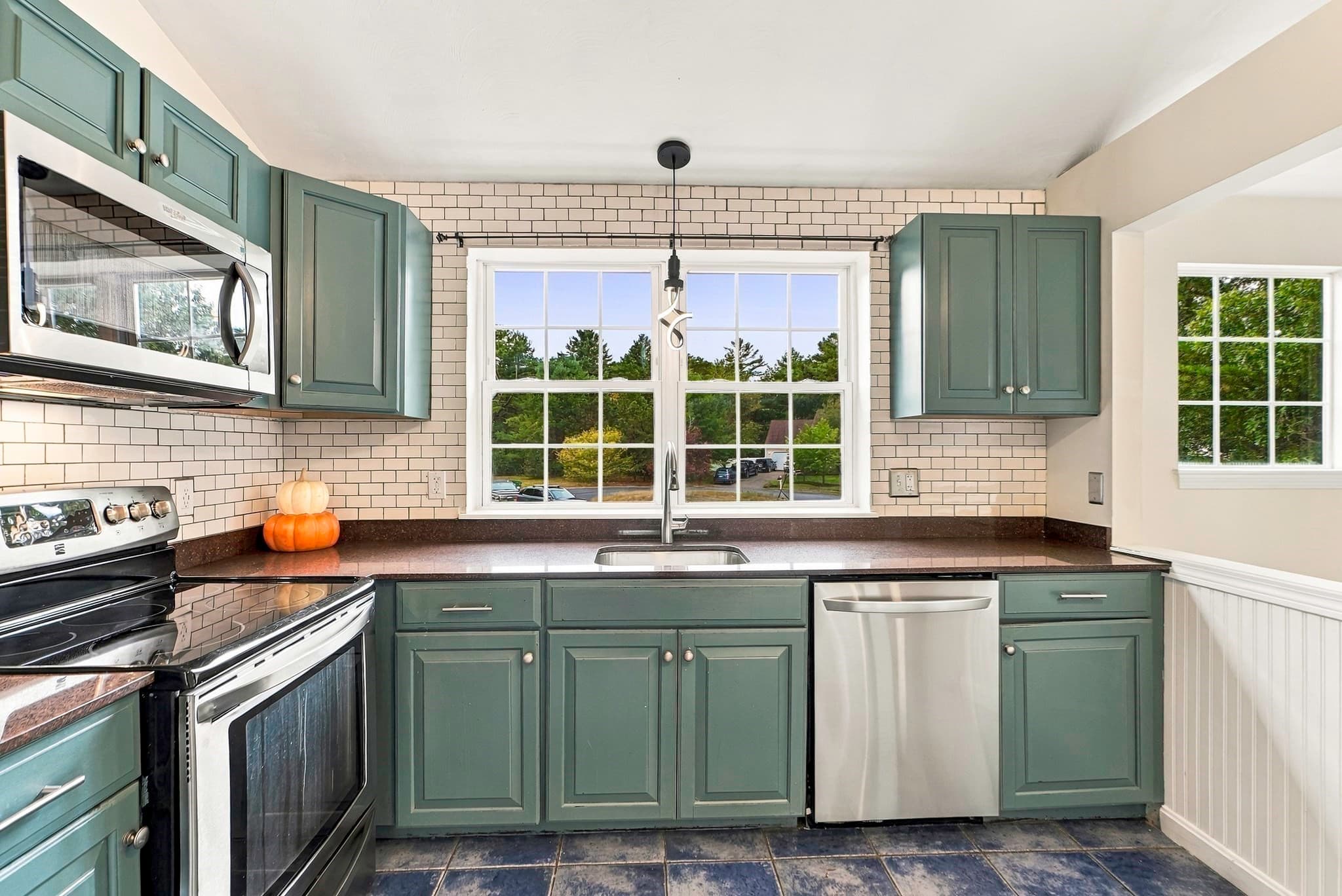 Single Family Residence at 8 Thompson Cir, Plymouth MA 02360, Plymouth, photo 10 of 41