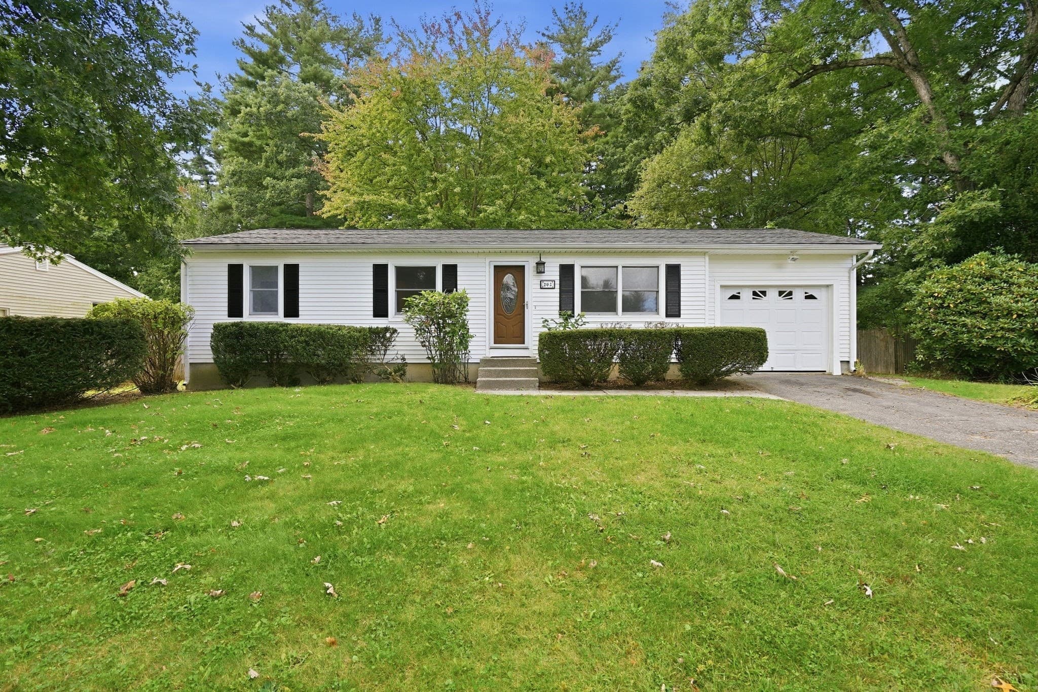 202 Glenoak Dr, Springfield MA 01129