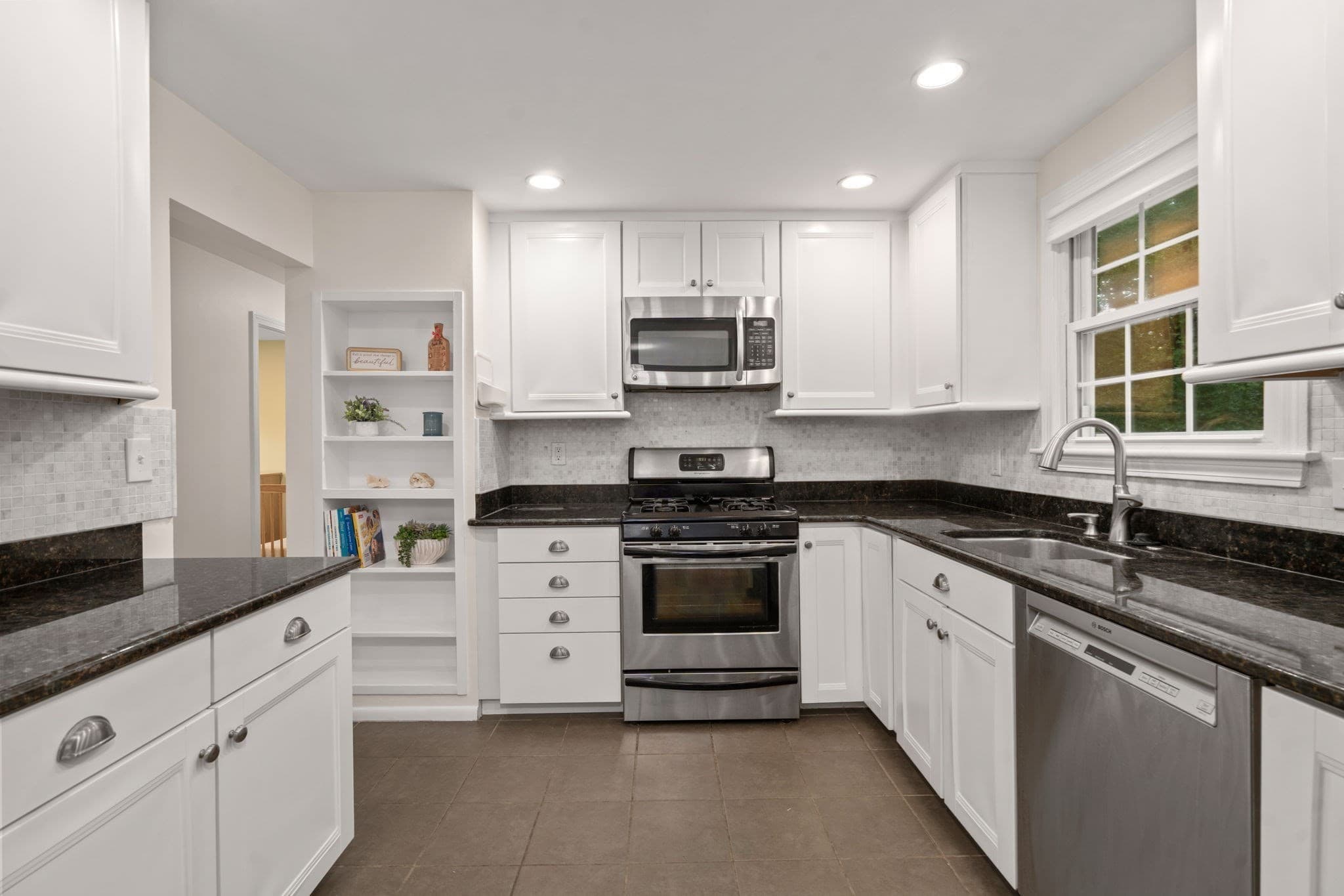 Single Family Residence at 4 Woodmere, Framingham MA 01701, Framingham, photo 3 of 24