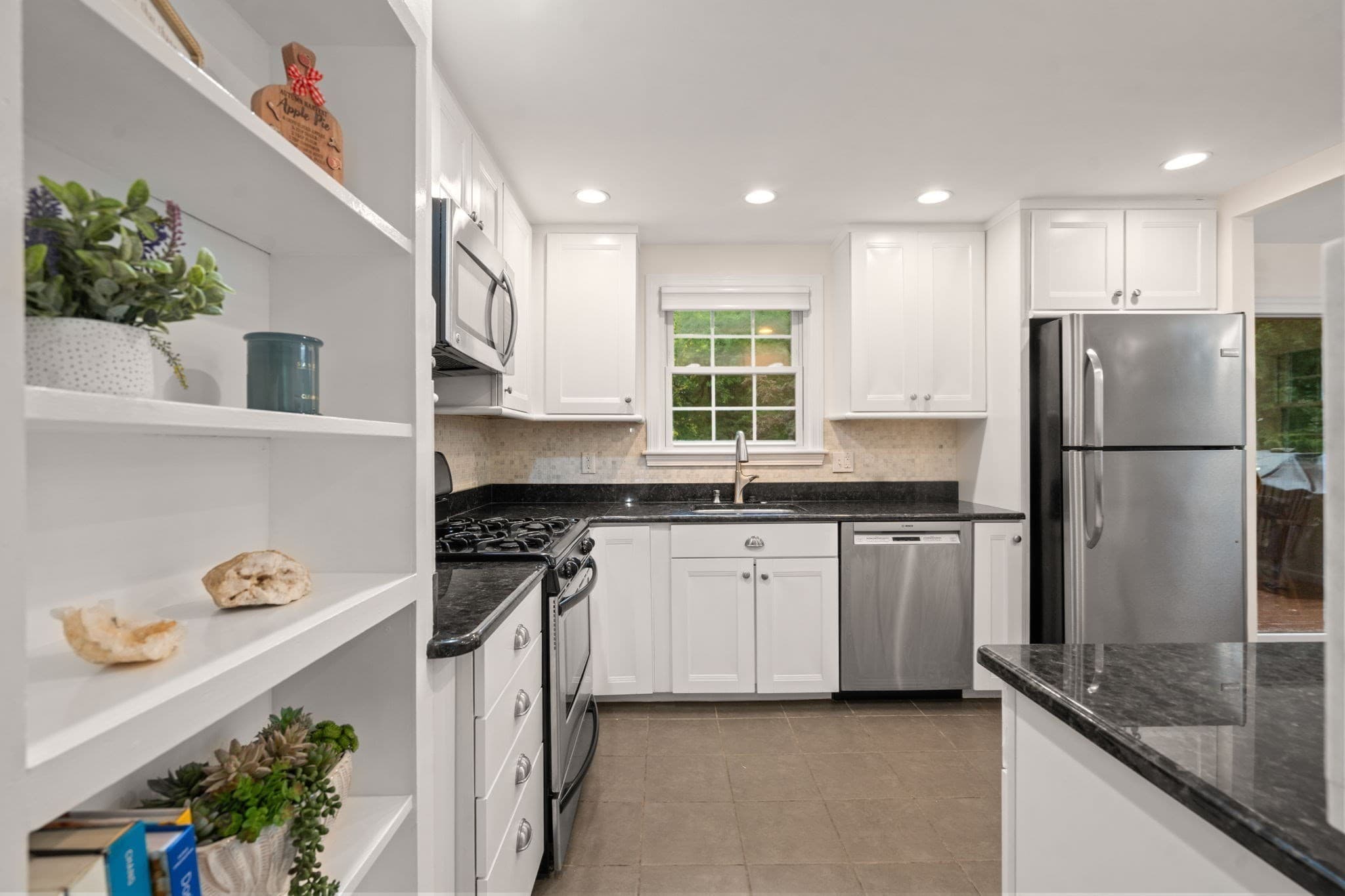 Single Family Residence at 4 Woodmere, Framingham MA 01701, Framingham, photo 4 of 24