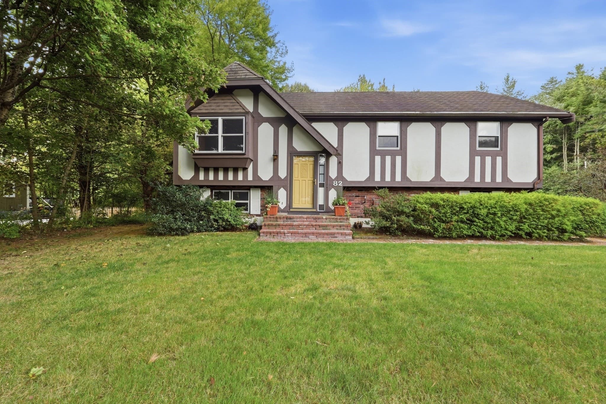 82 West St, Douglas MA 01516