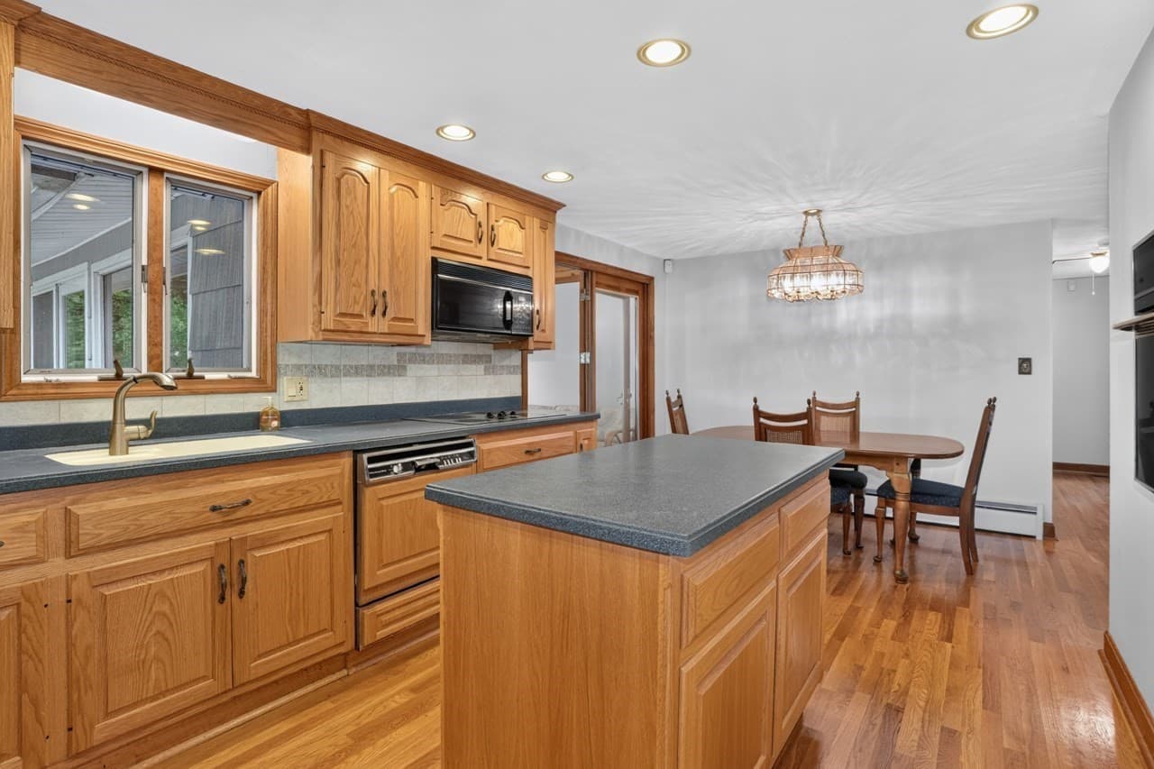 Single Family Residence at 10 Squire Ln, Bellingham MA 02019, Bellingham, photo 5 of 30