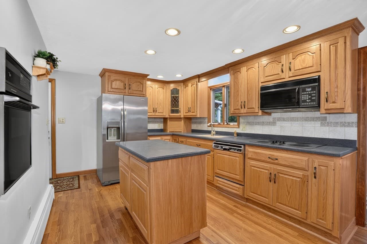 Single Family Residence at 10 Squire Ln, Bellingham MA 02019, Bellingham, photo 4 of 30