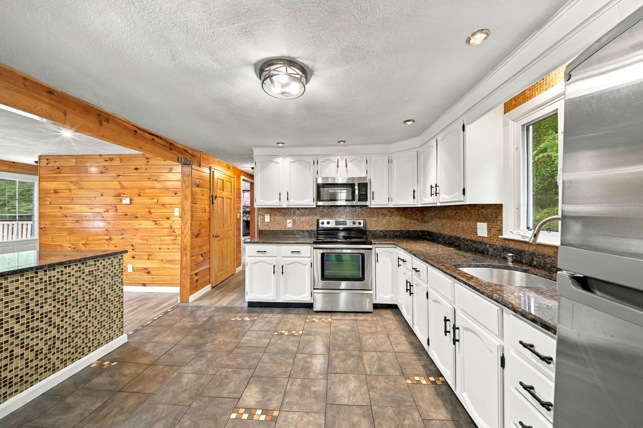 Single Family Residence at 51 Queensland Rd, Billerica MA 01862, Billerica, photo 4 of 40