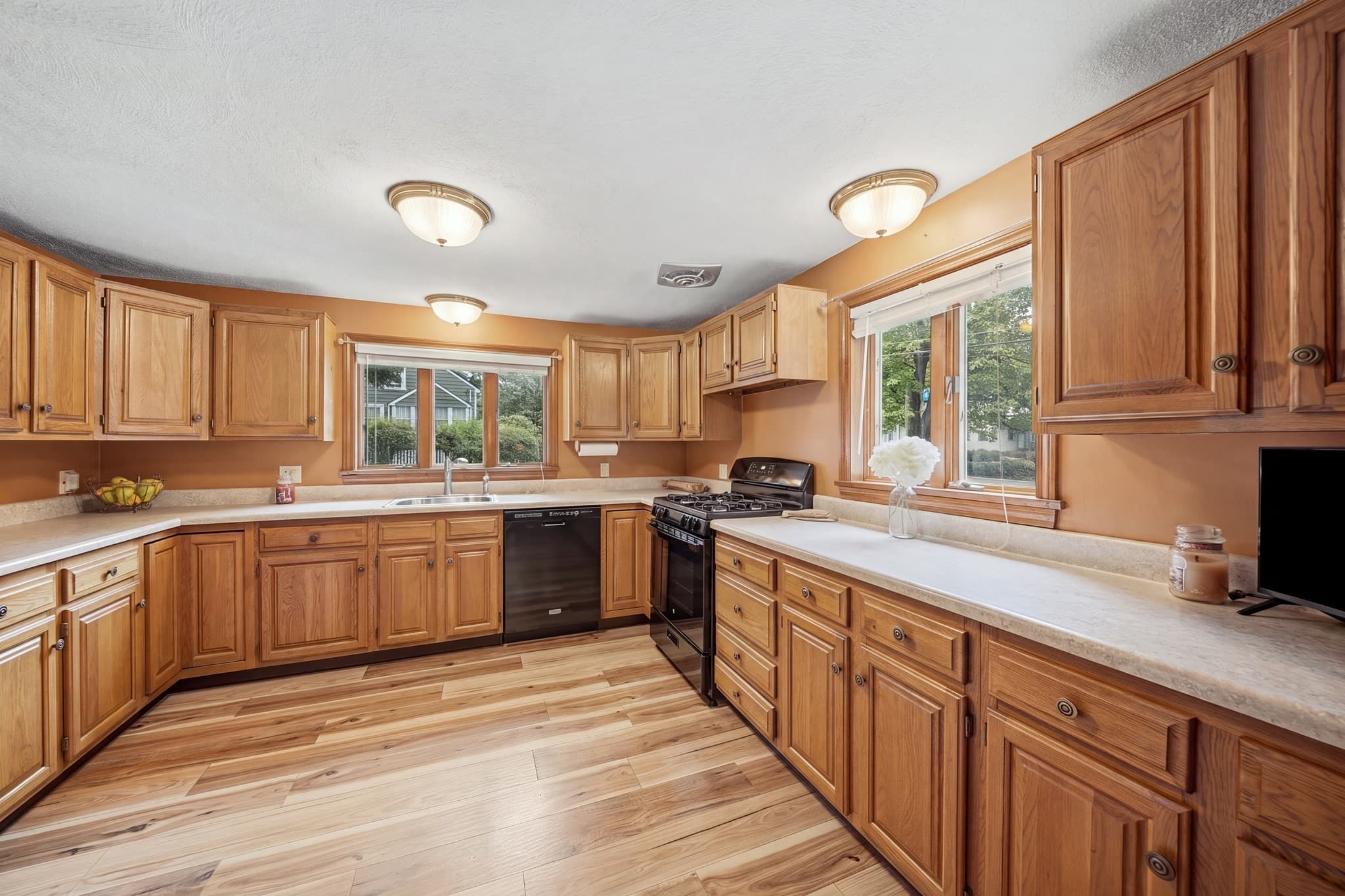 Single Family Residence at 672 Shawsheen St, Tewksbury MA 01876, Tewksbury, photo 7 of 41