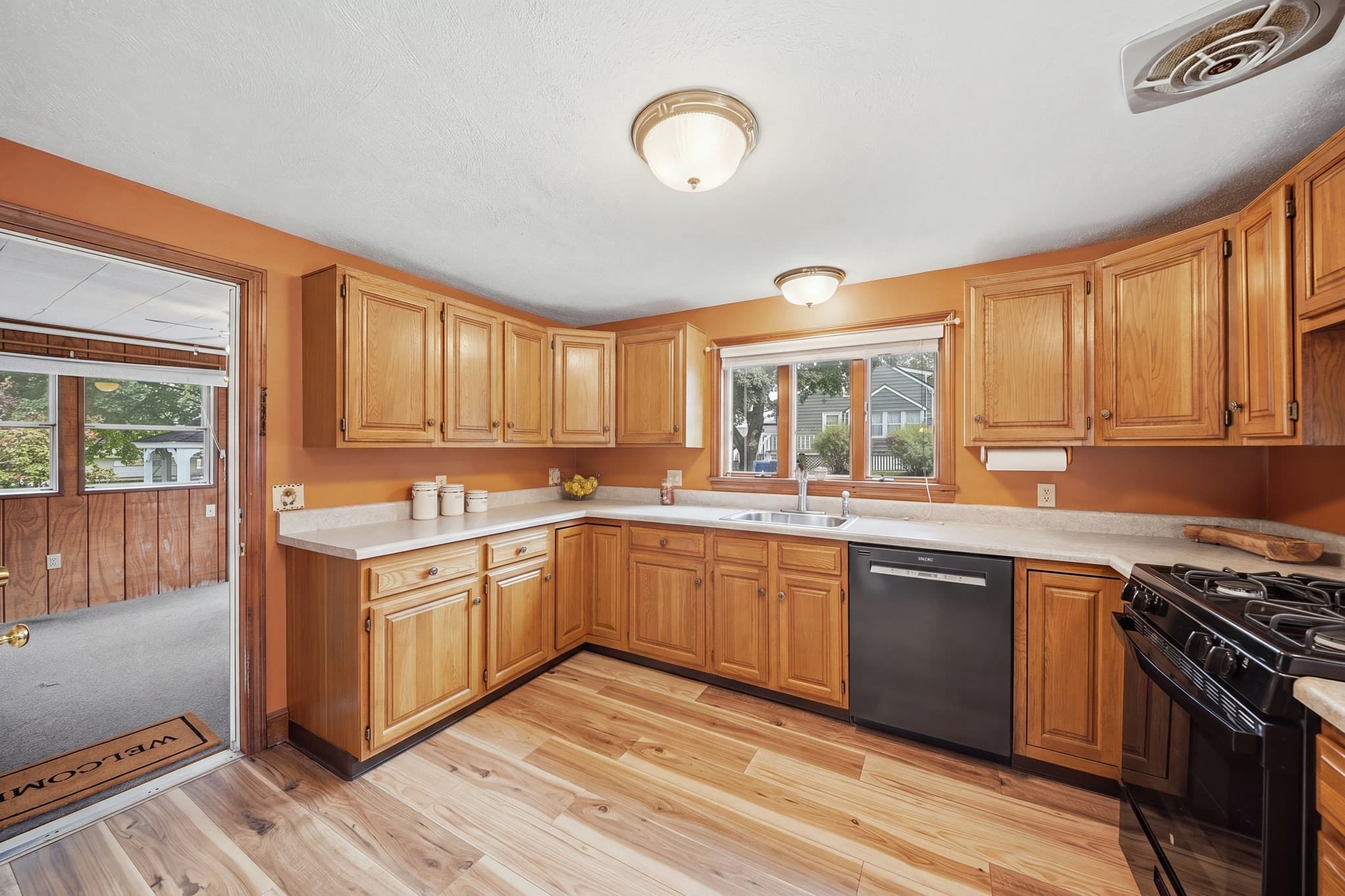 Single Family Residence at 672 Shawsheen St, Tewksbury MA 01876, Tewksbury, photo 8 of 41