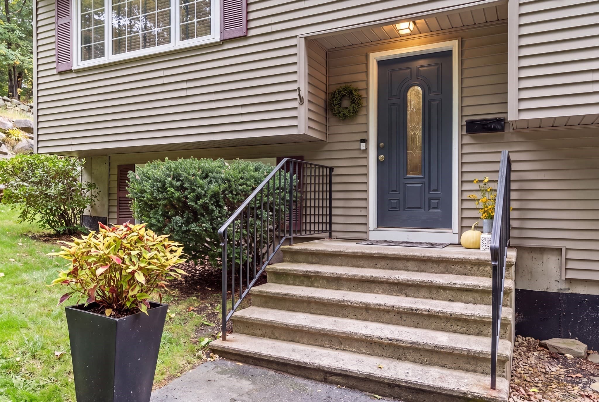 Single Family Residence at 17 Teddy Road, Worcester MA 01603, Worcester, photo 2 of 39