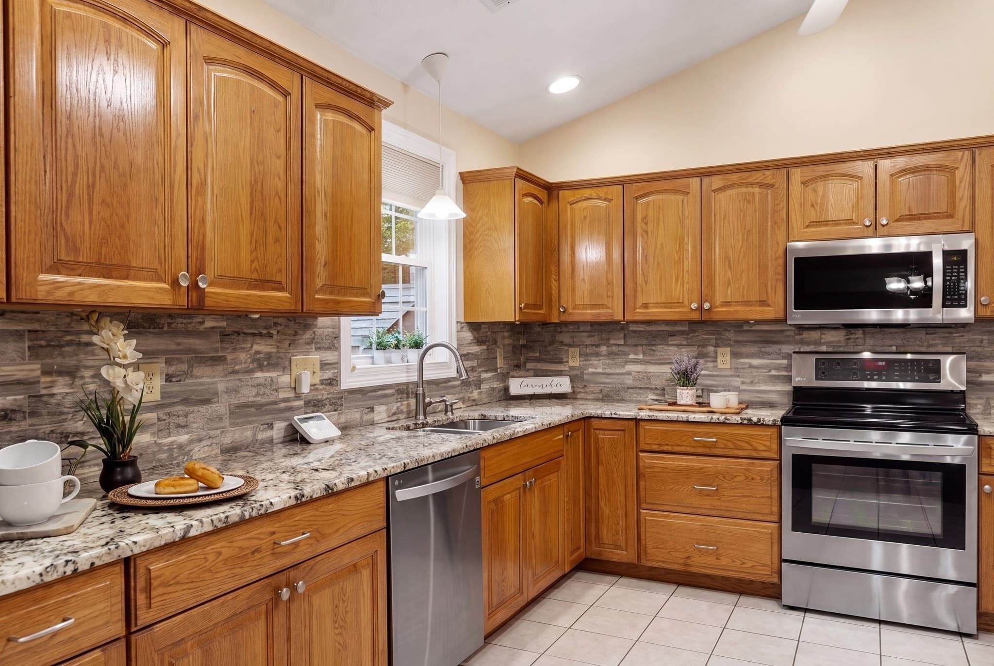 Single Family Residence at 17 Teddy Road, Worcester MA 01603, Worcester, photo 11 of 39