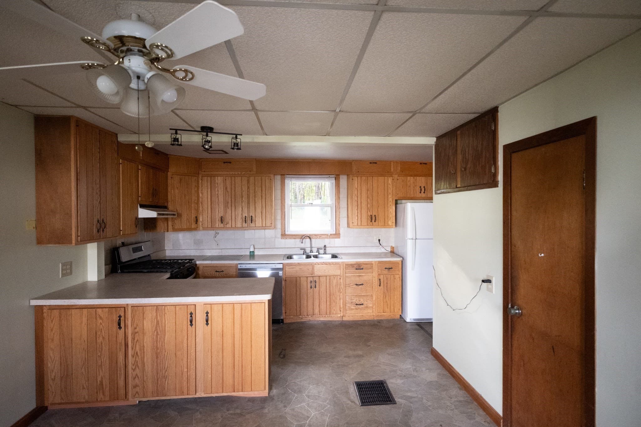 Single Family Residence at 66 Phillips St, Fitchburg MA 01420, Fitchburg, photo 8 of 34
