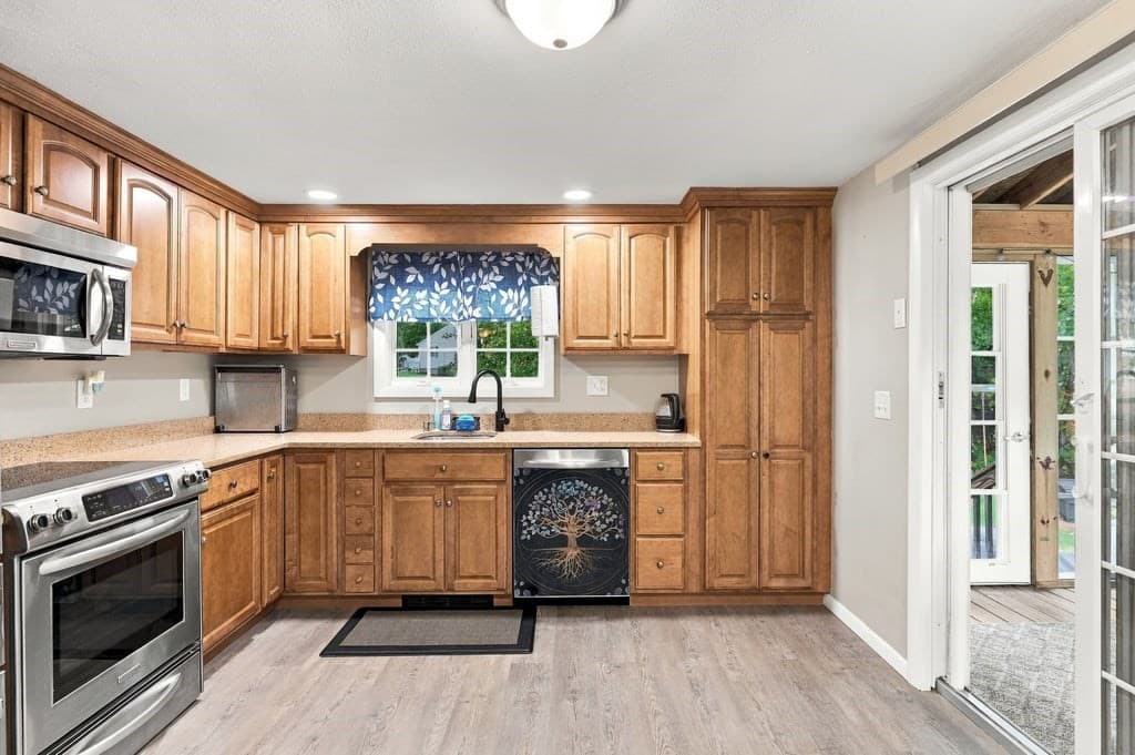 Single Family Residence at 17 Phoenix Rd, Auburn MA 01501, Auburn, photo 18 of 38