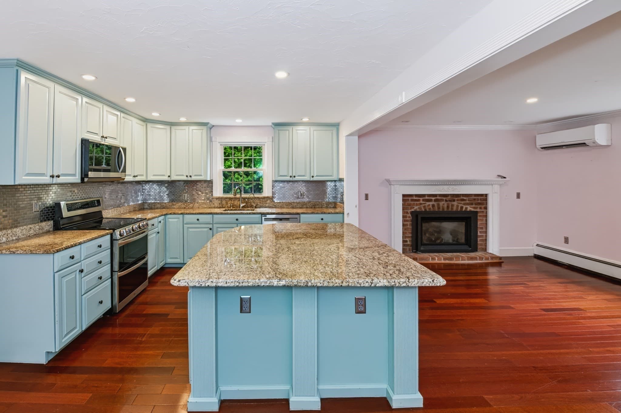 Single Family Residence at 194 W Sutton Rd, Sutton MA 01590, Sutton, photo 4 of 37
