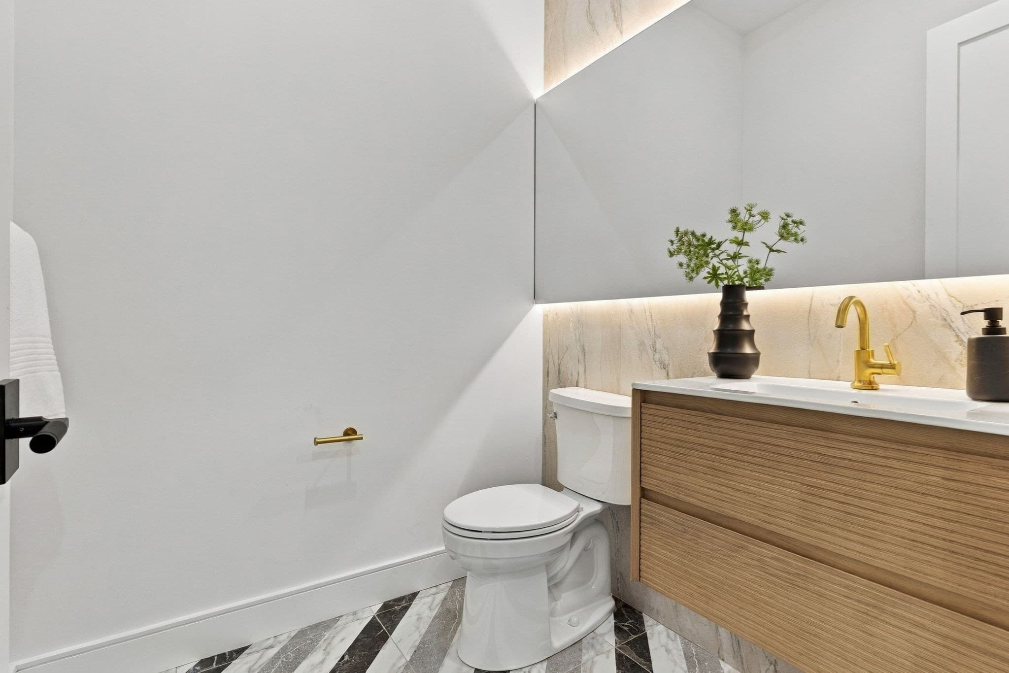 Condominium at 212-214 Auburn # 214, Newton MA 02466, Newton, photo 11 of 27