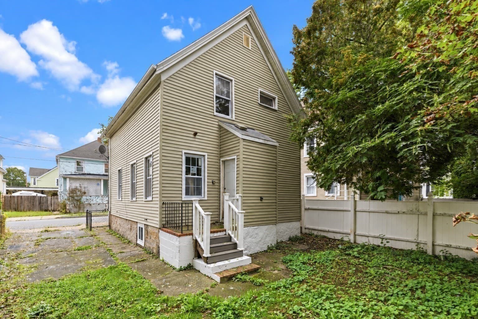 Single Family Residence at 96 Pierce St, New Bedford MA 02740, New Bedford, photo 5 of 23