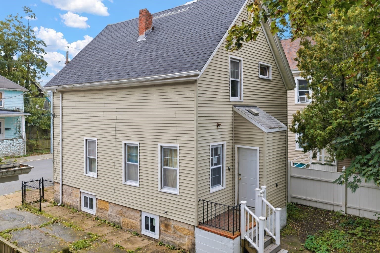 Single Family Residence at 96 Pierce St, New Bedford MA 02740, New Bedford, photo 4 of 23