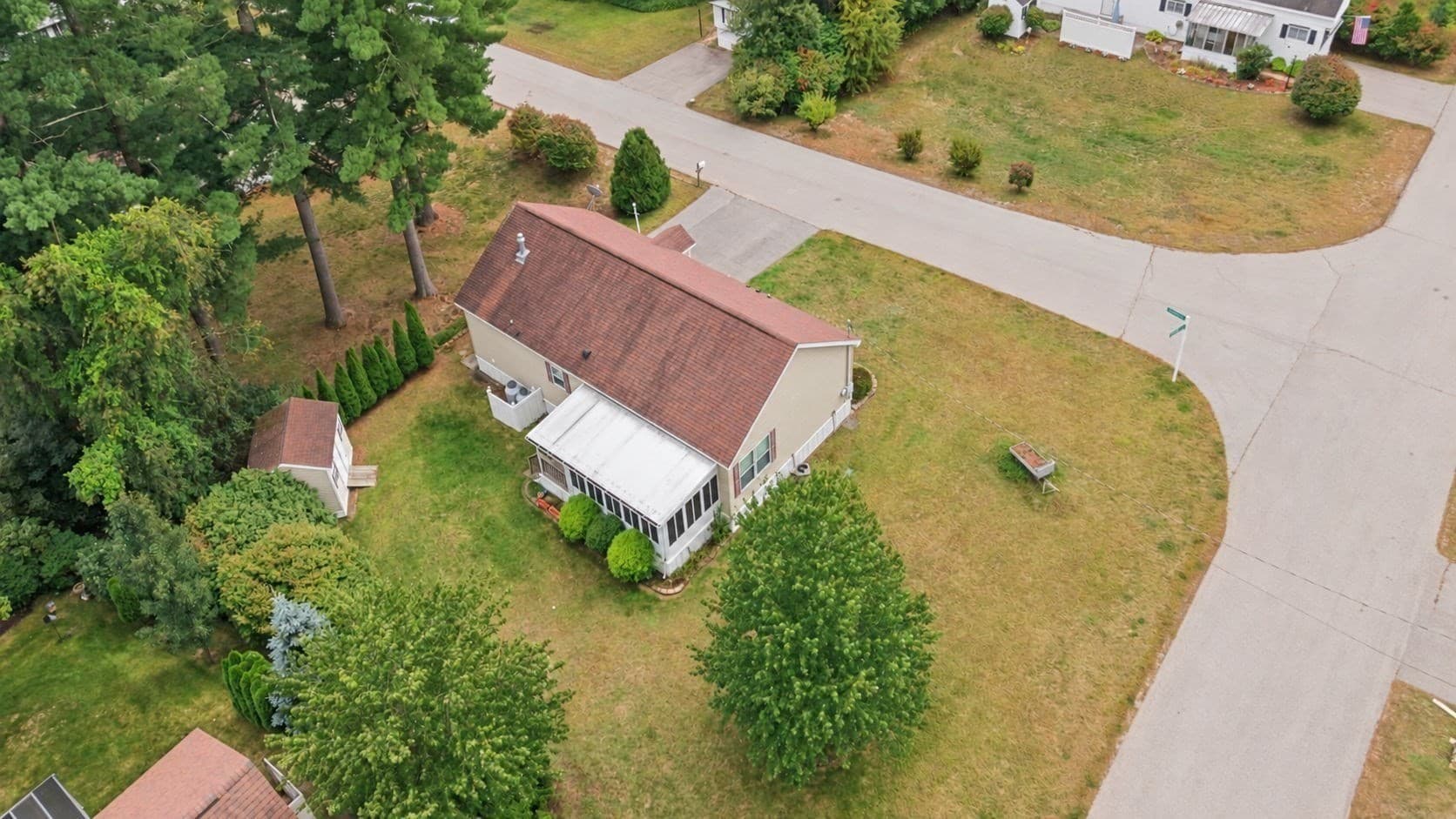 Mobile Home at 2 Hawthorne Ln, Nashua NH 03062, Nashua, photo 4 of 40