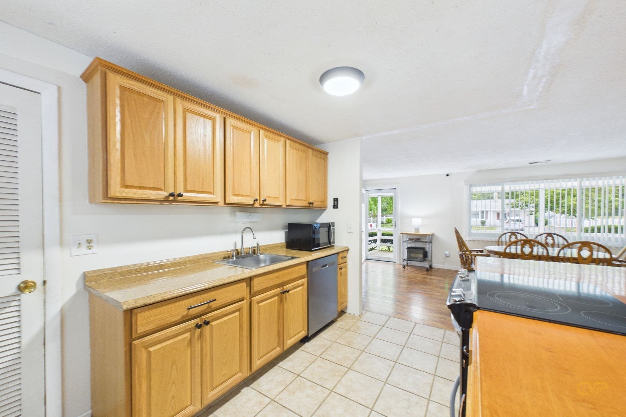 Single Family Residence at 186 Powderhorn Dr, Taunton MA 02780, Taunton, photo 9 of 27