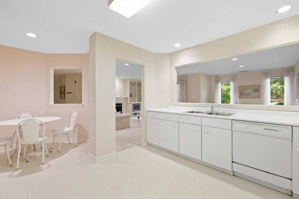 Condominium at 770 Salisbury St # 555, Worcester MA 01609, Worcester, photo 13 of 41
