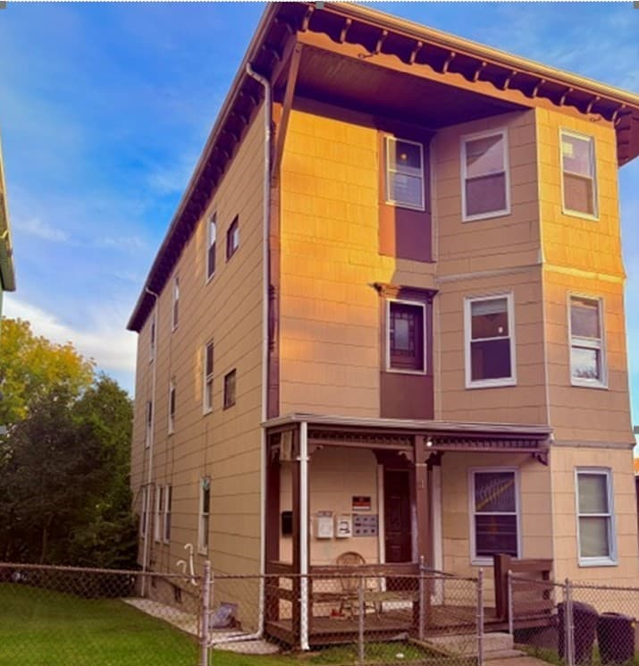 11 Glenwood St, Worcester MA 01610