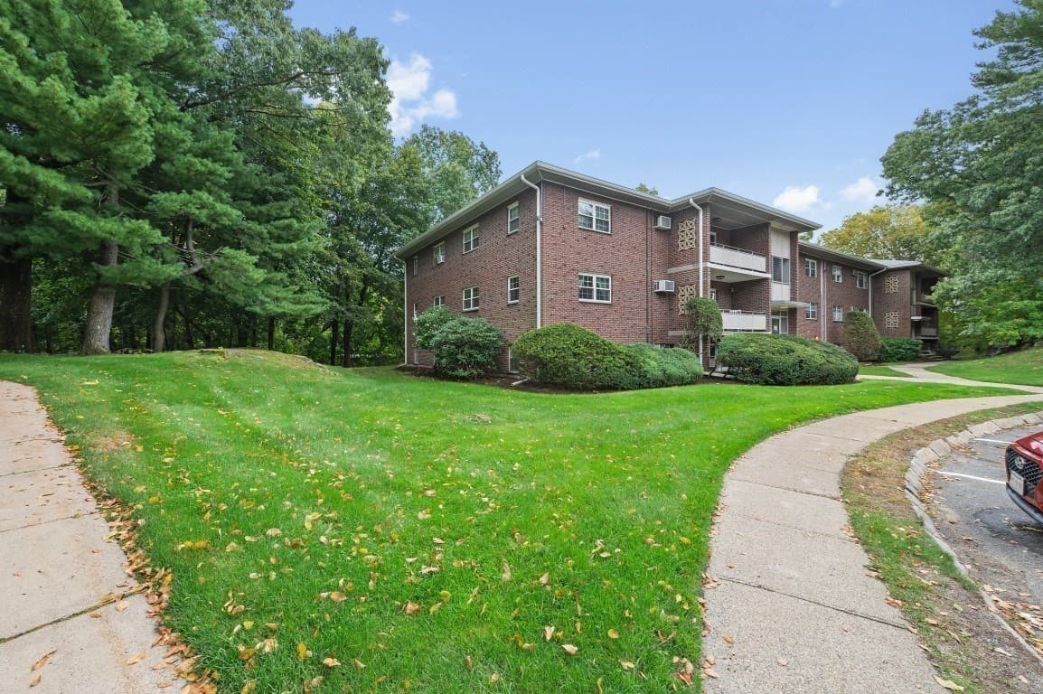 Condominium at 56 Jacqueline Rd # 8, Waltham MA 02452, Waltham, photo 3 of 19