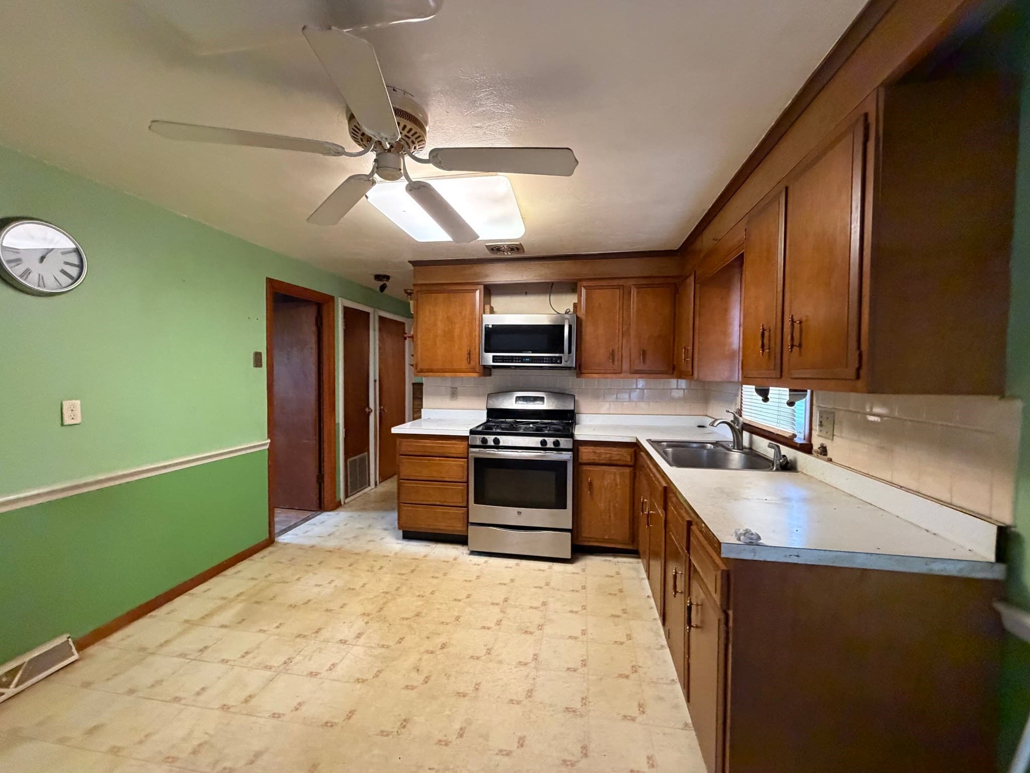 Single Family Residence at 27 Dillon St, Worcester MA 01604, Worcester, photo 6 of 34