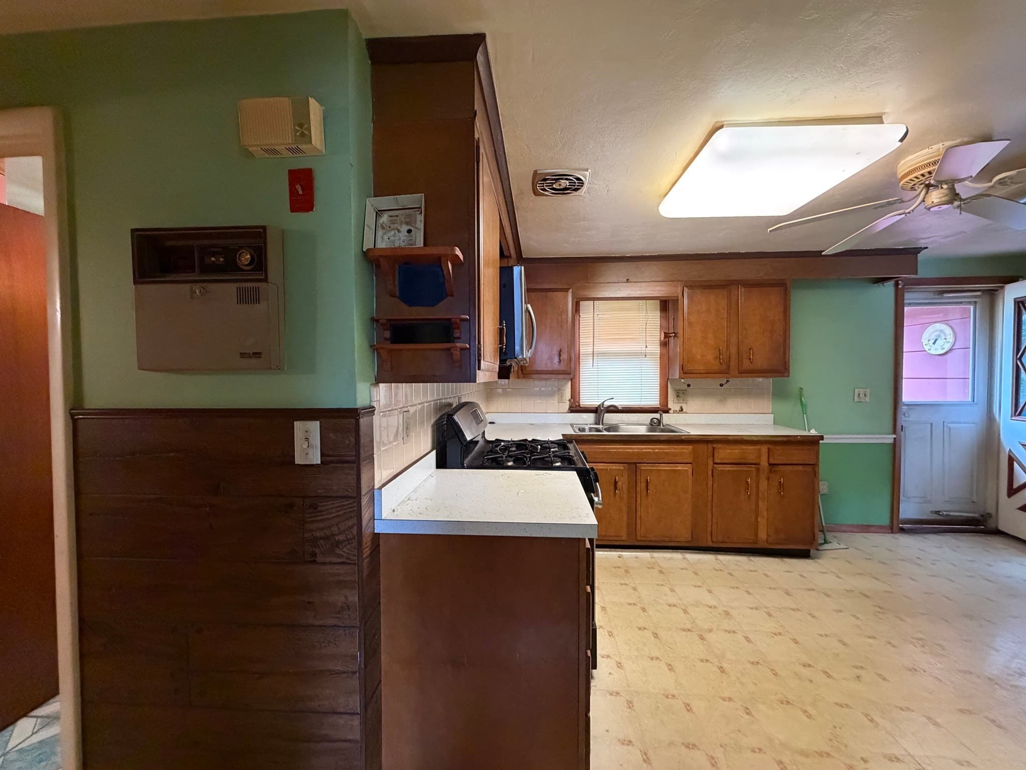 Single Family Residence at 27 Dillon St, Worcester MA 01604, Worcester, photo 7 of 34
