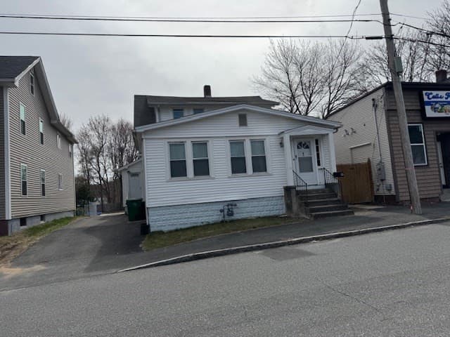 14 Taylor St, Chicopee MA 01020