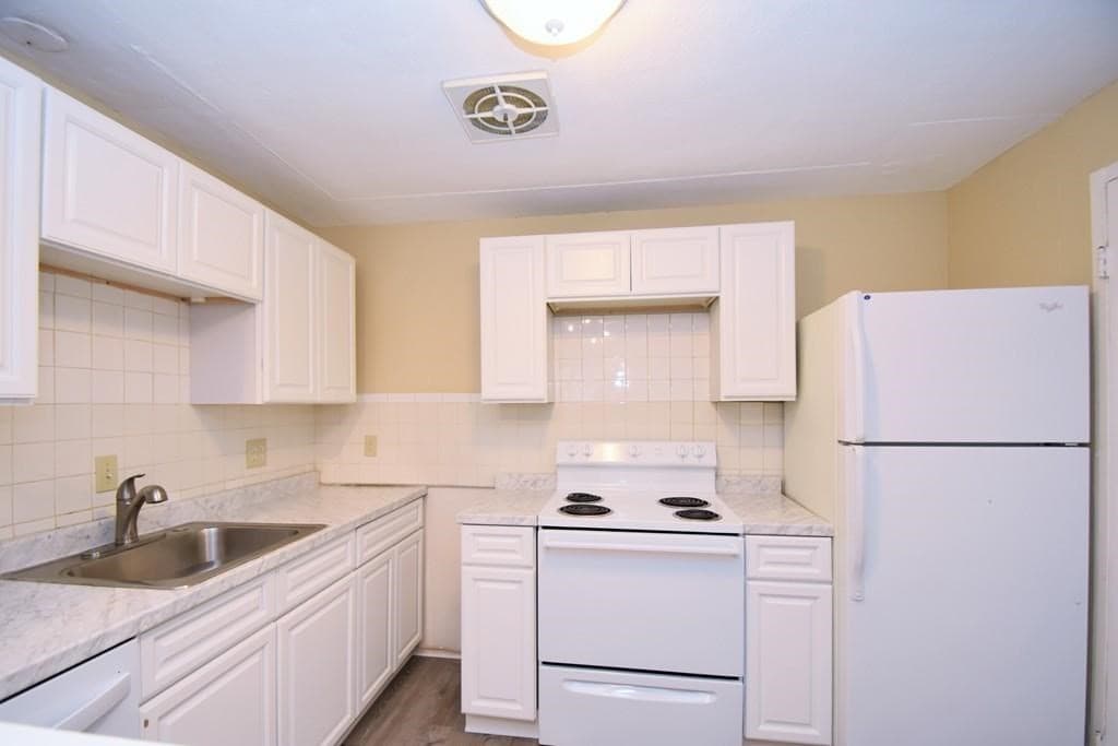 Condominium at 1105 Lexington St # 3, Waltham MA 02452, Waltham, photo 2 of 12