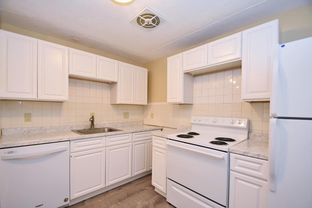 Condominium at 1105 Lexington St # 3, Waltham MA 02452, Waltham, photo 3 of 12