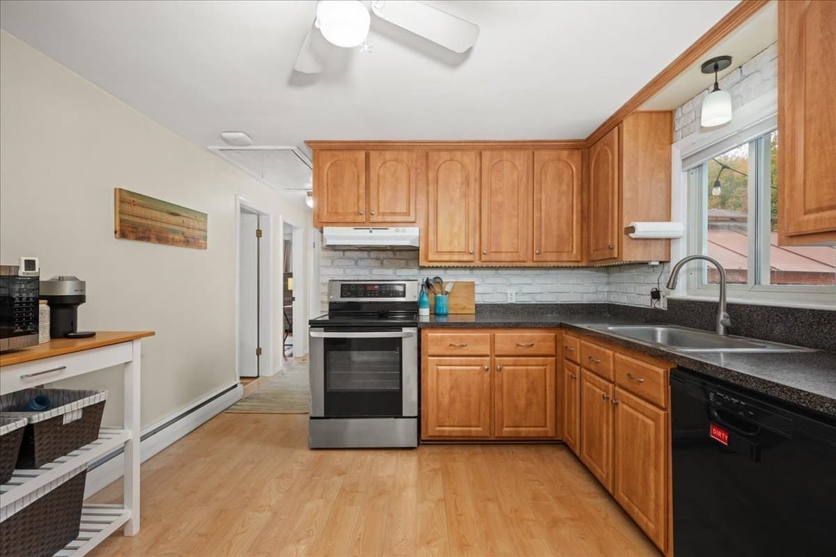 Single Family Residence at 58 Putnam Hill Rd, Sutton MA 01590, Sutton, photo 3 of 30