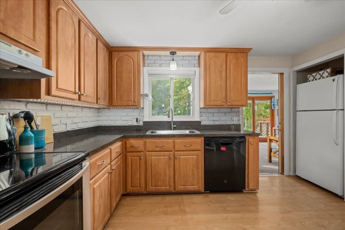 Single Family Residence at 58 Putnam Hill Rd, Sutton MA 01590, Sutton, photo 4 of 30