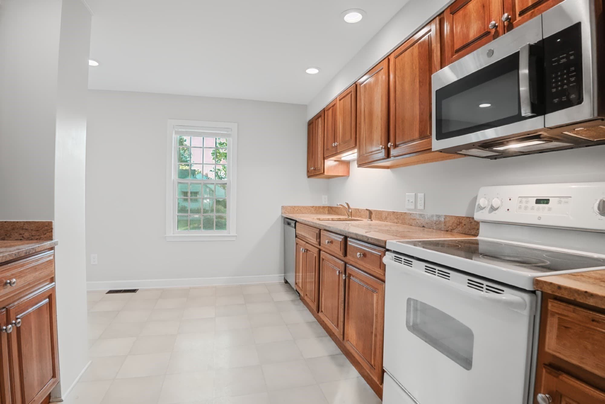 Condominium at 18 Muster Court # 18, Lexington MA 02420, Lexington, photo 11 of 28