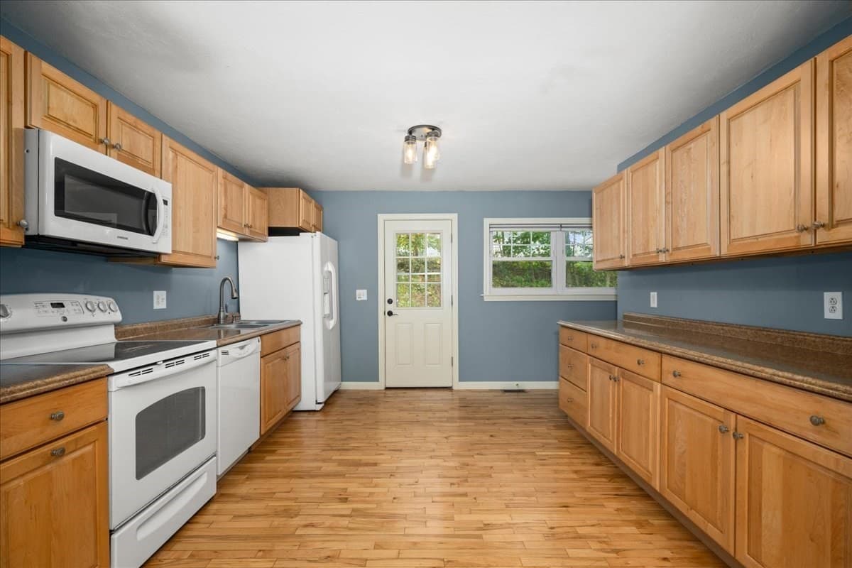 Single Family Residence at 165 Peter Salem Rd, Leicester MA 01524, Leicester, photo 4 of 37