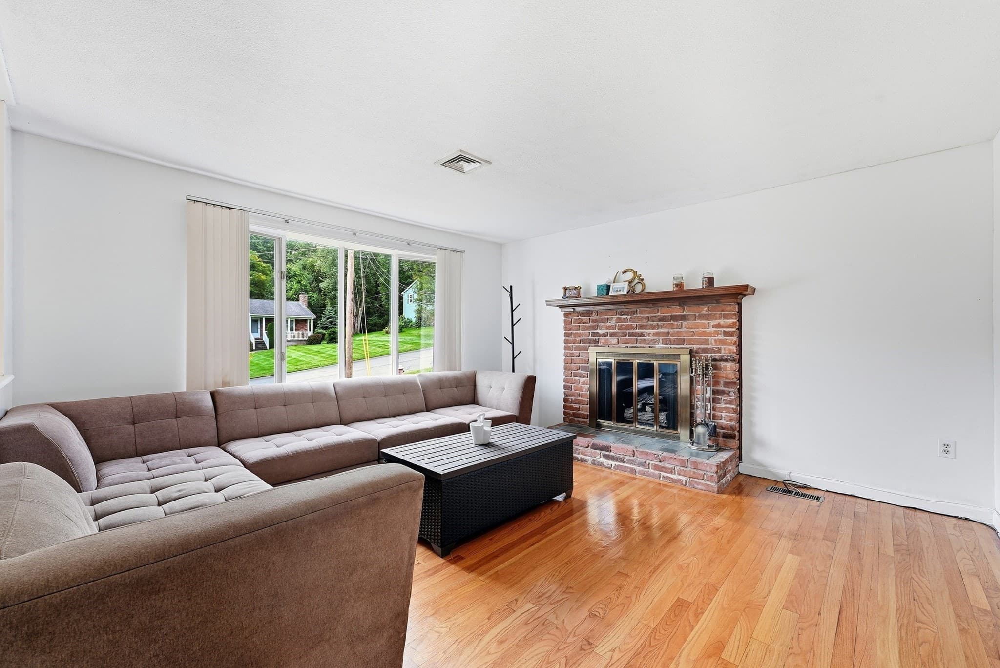 Single Family Residence at 131 Beacon Hill Rd, West Springfield MA 01089, West Springfield, photo 2 of 20