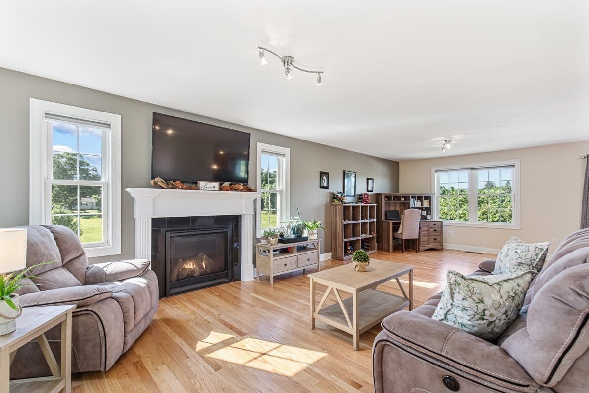 Single Family Residence at 18 Blue Grass Circle, Taunton MA 02780, Taunton, photo 11 of 41