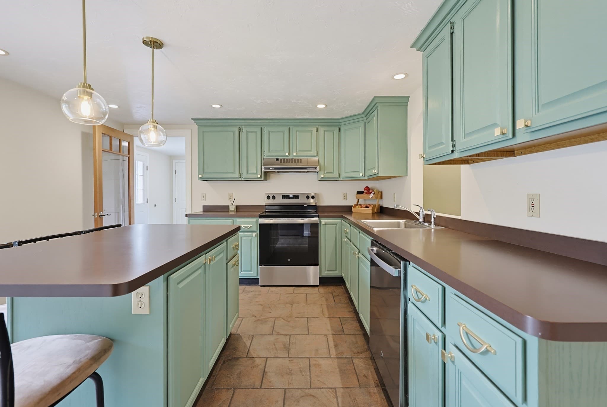 Single Family Residence at 124 Haywood Drive, East Brookfield MA 01515, East Brookfield, photo 5 of 27