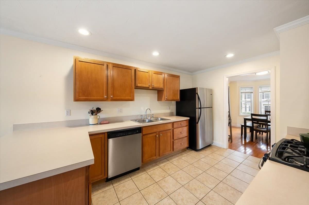 Condominium at 3 Snow Bell # 3, Worcester MA 01606, Worcester, photo 7 of 22