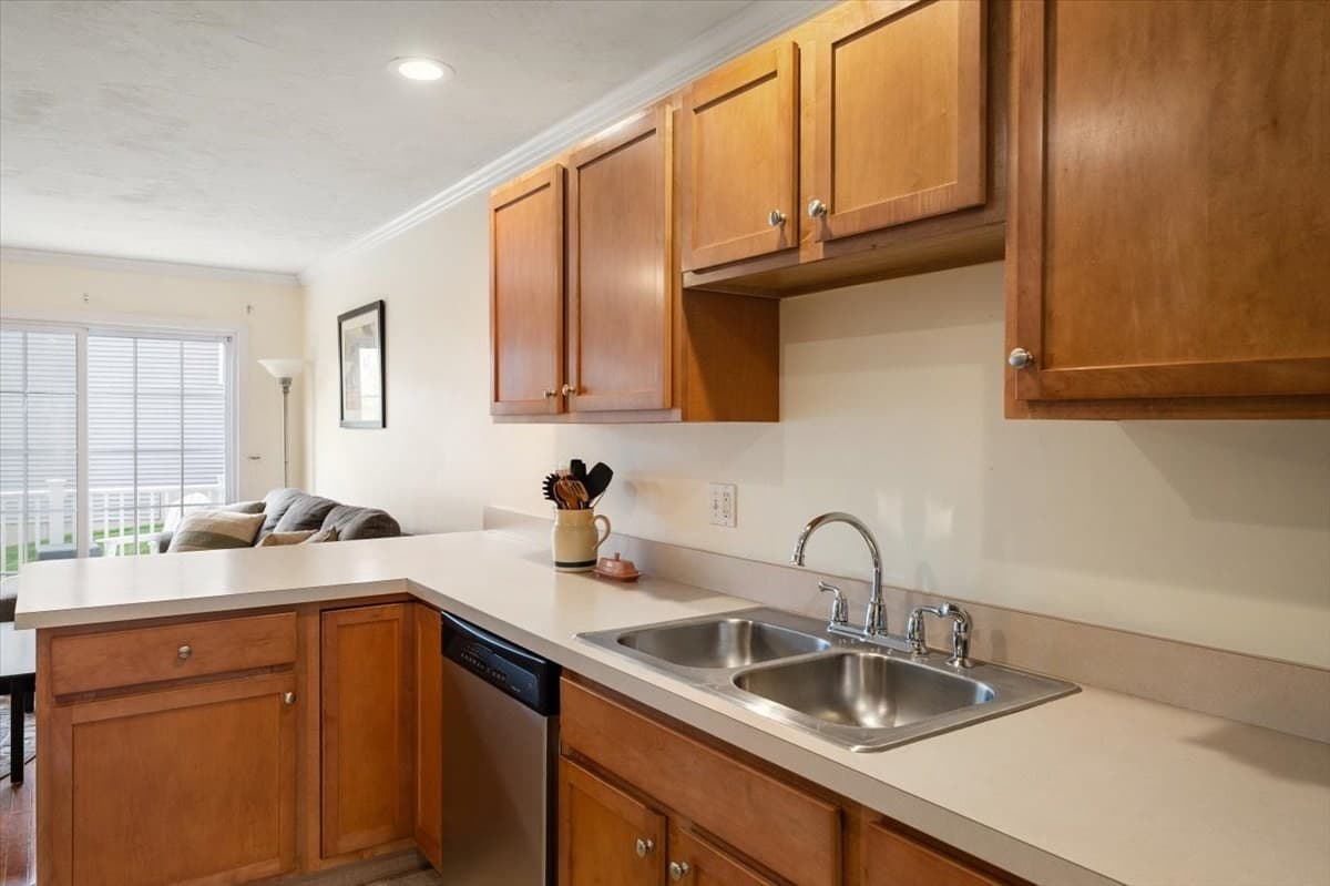 Condominium at 3 Snow Bell # 3, Worcester MA 01606, Worcester, photo 9 of 22