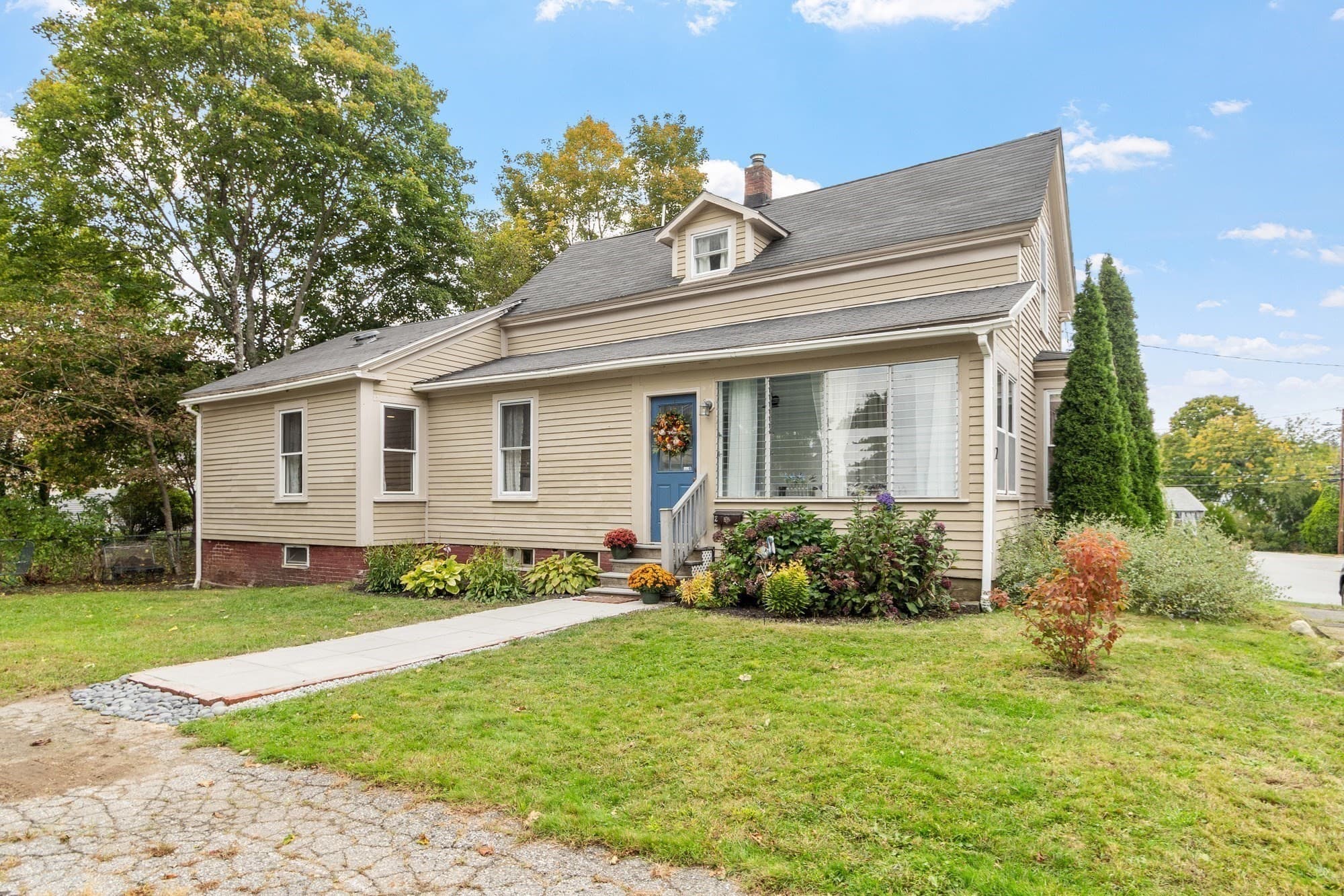 Single Family Residence at 2 Hill St, Amesbury MA 01913, Amesbury, photo 2 of 39