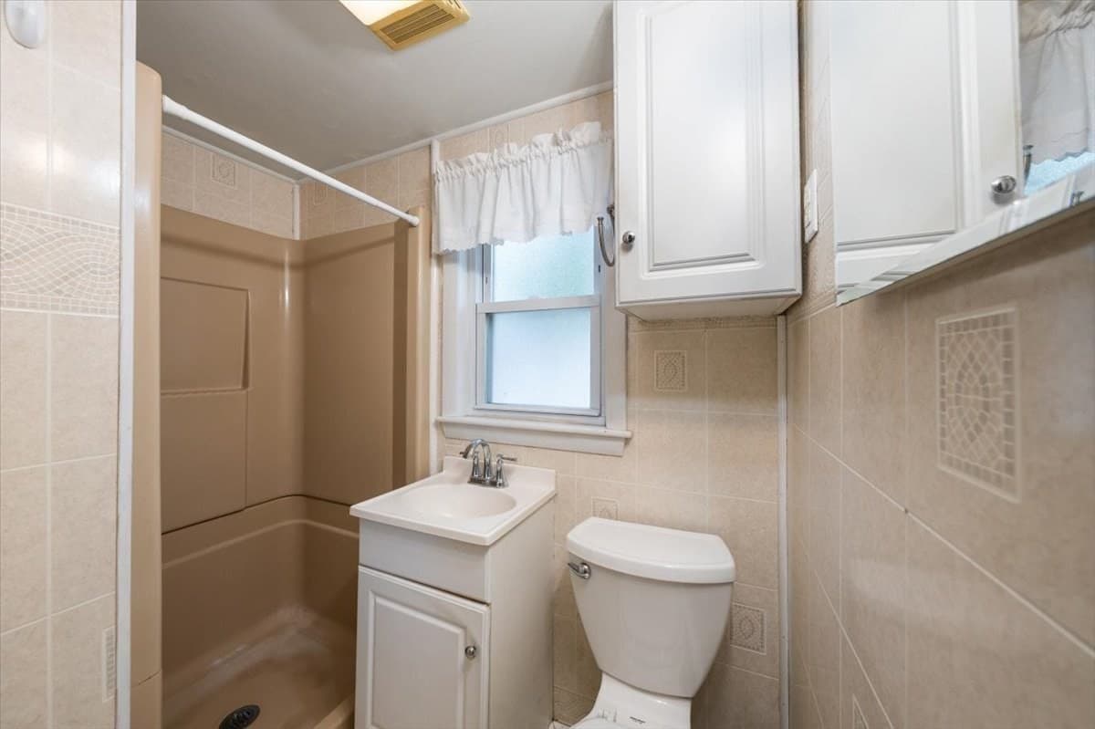 Single Family Residence at 18 Bay View Dr, Shrewsbury MA 01545, Shrewsbury, photo 10 of 23