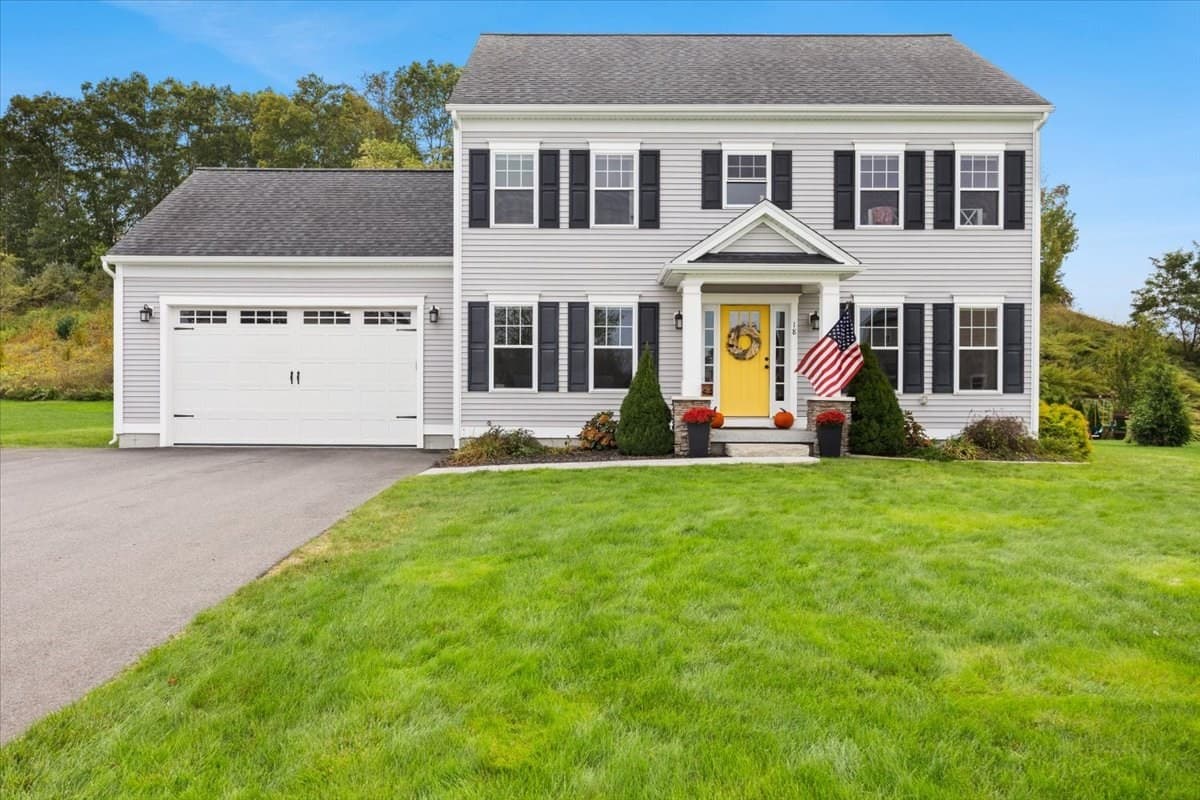 18 White Rock Lane, Swansea MA 02777