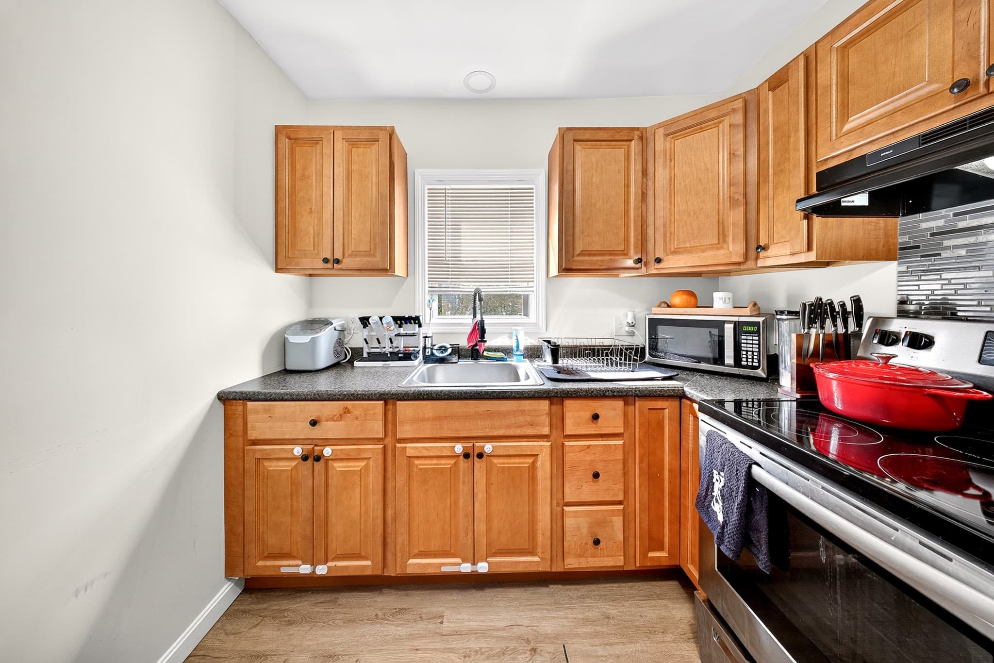 2 Family - 2 Units Up/Down at 16 Murray St, Fall River MA 02720, Fall River, photo 13 of 31