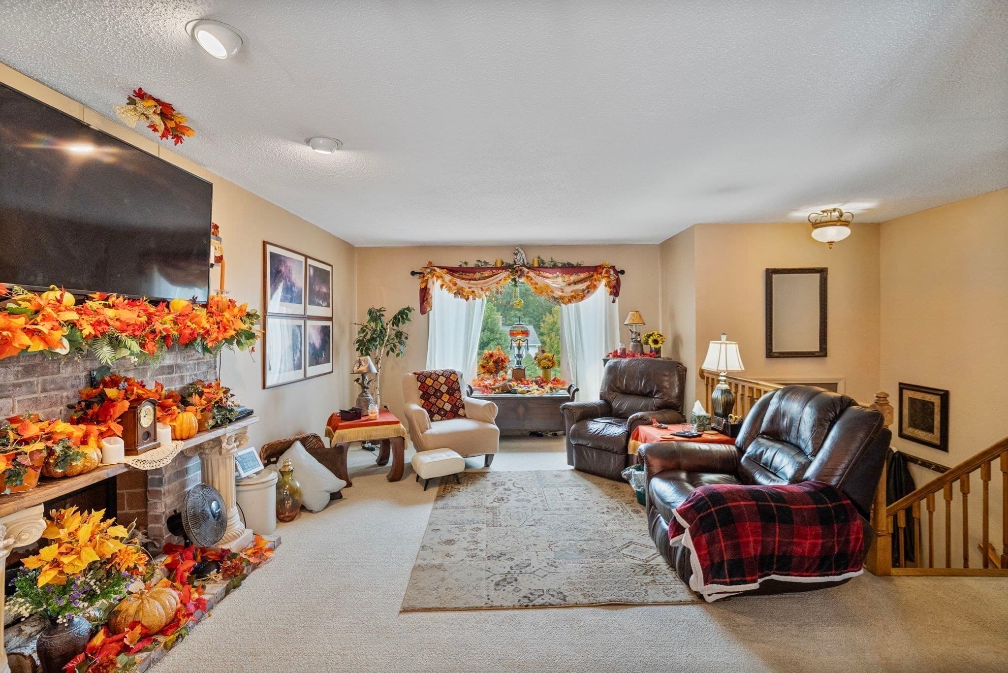 Single Family Residence at 8 Oriole Dr, Agawam MA 01030, photo 6 of 42