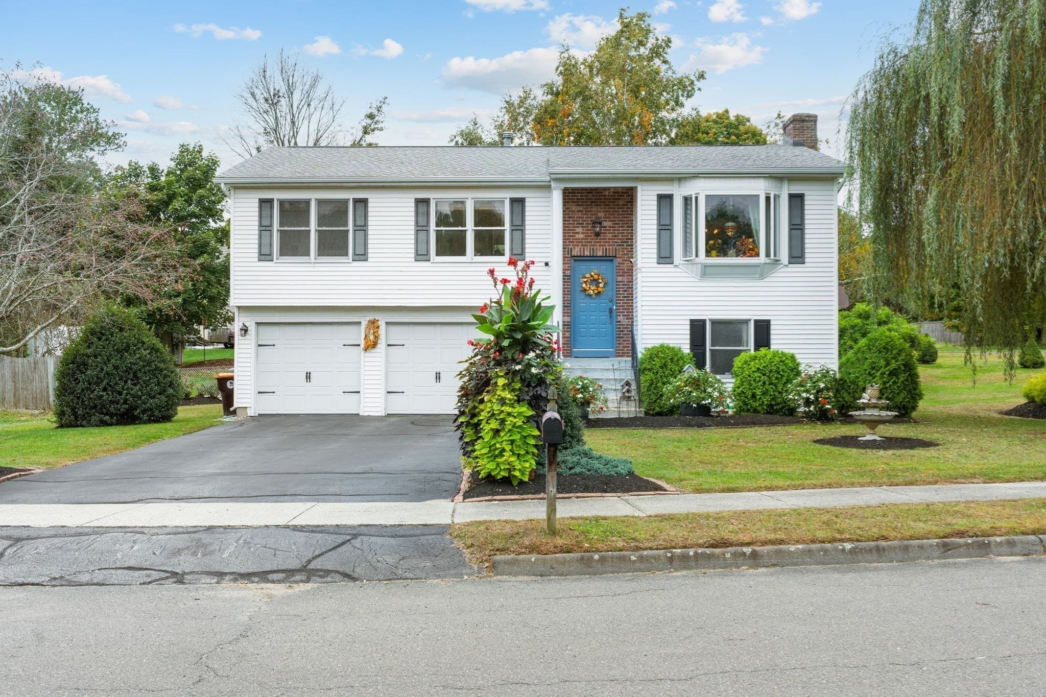 Single Family Residence at 8 Oriole Dr, Agawam MA 01030, photo 3 of 42